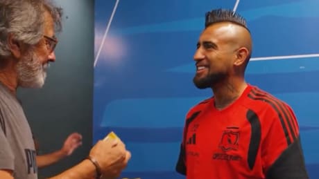 VIDEO | Peñarol sorprende a Arturo Vidal y le entrega dos tremendos regalos: “Un club enorme”
