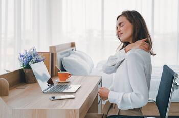 Harvard recomienda tener estos hábitos para prevenir el dolor de cuello