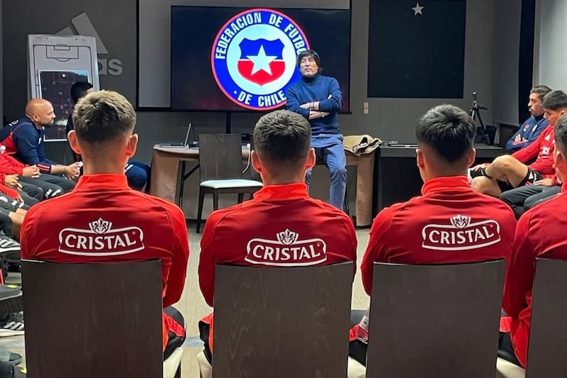 dio una charla a La Roja Sub-20 en España. (Foto: Instagram Nicolás Córdova)