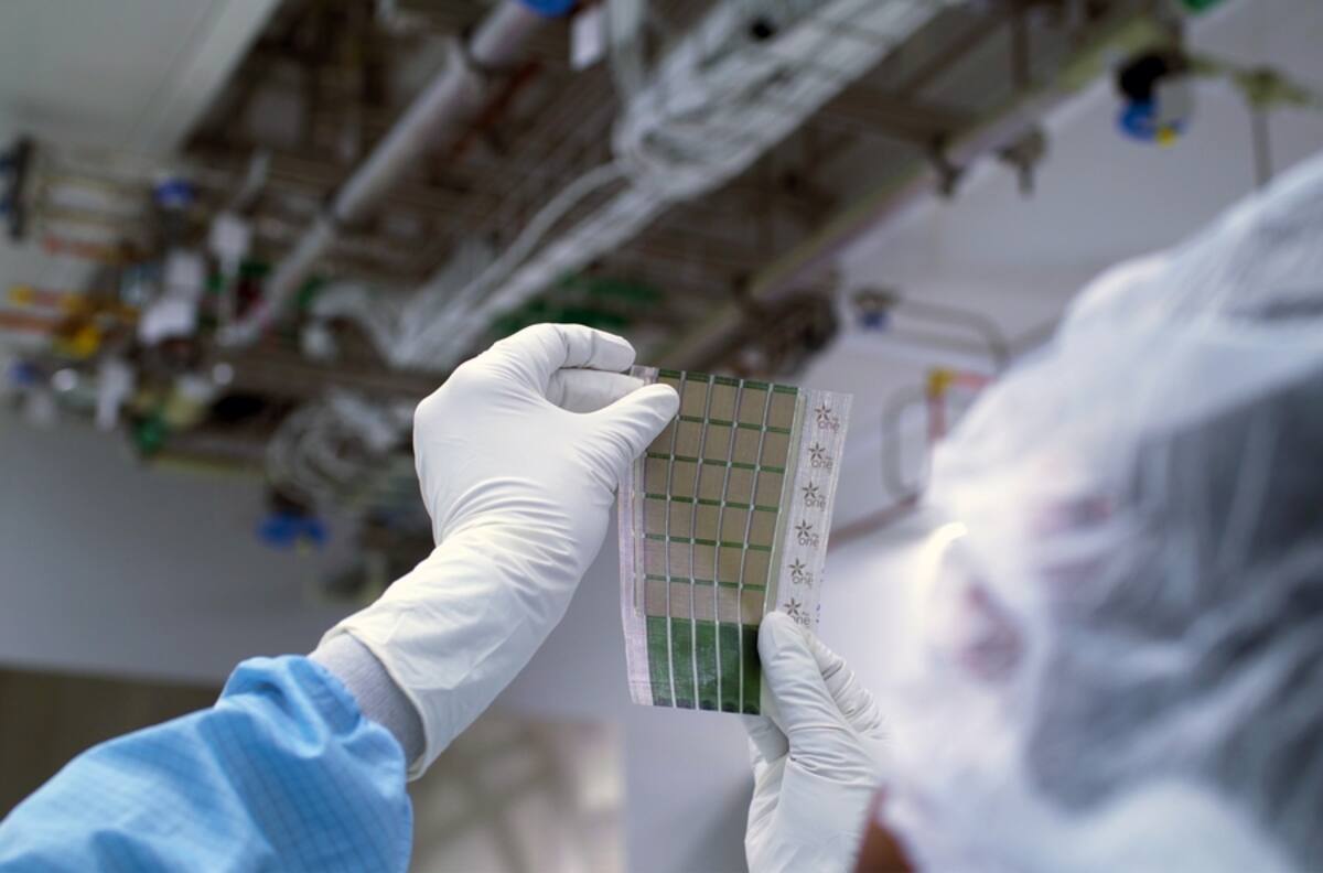 ¿Quedarán obsoletos los paneles solares? MIT crea pegatinas que convierten cualquier superficie en una fuente de energía