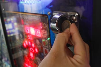 Hombre ganó millonario premio en casino, pero no se enteró por error de la máquina