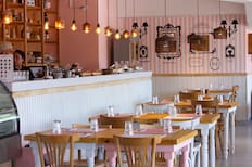 Con sabor a infancia: El café rosado de Santiago donde puedes desayunar, almorzar y cenar sin importar el día ni la hora