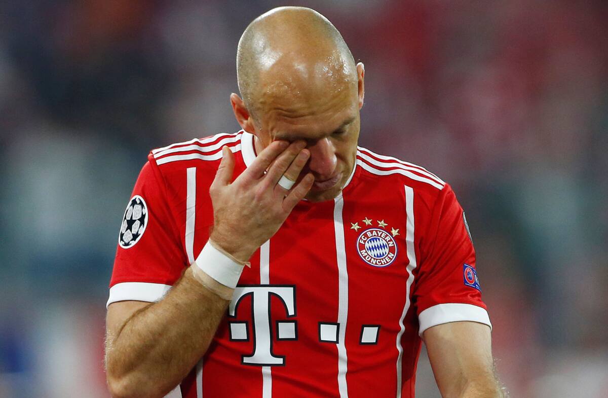 Soccer Football - Champions League Semi Final First Leg - Bayern Munich vs Real Madrid - Allianz Arena, Munich, Germany - April 25, 2018 Bayern Munich's Arjen Robben looks dejected as he leaves the pitch after sustaining an injury REUTERS/Michaela Rehle