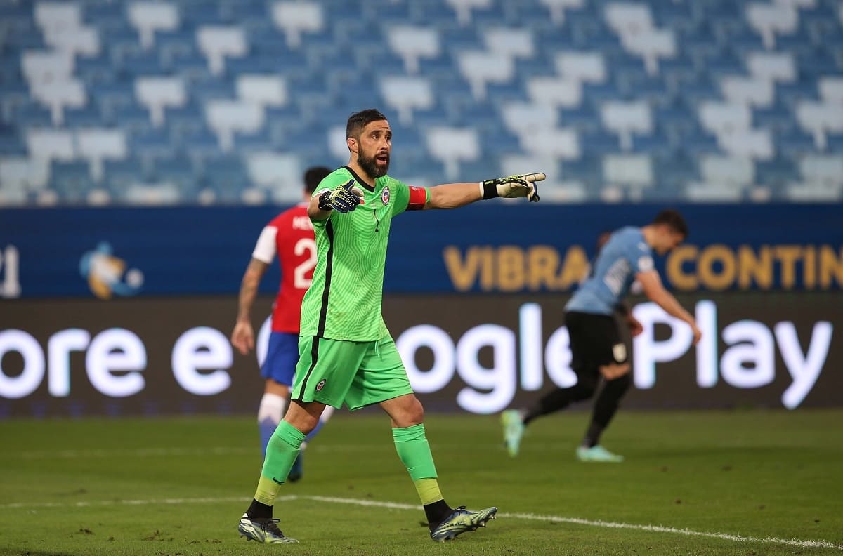 Claudio Bravo recibió feroz crítica de periodista uruguayo tras su acción en el segundo gol paraguayo