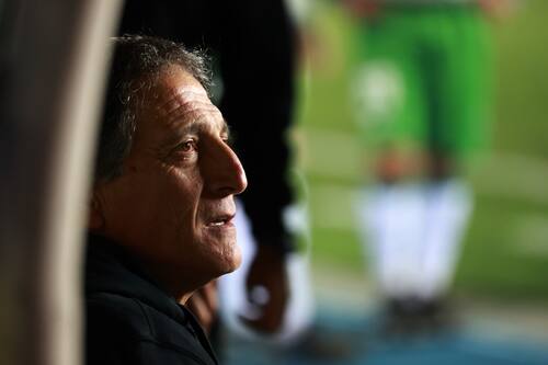 El DT comienza a ser cuestionado por no conseguir victorias en el torneo de Primera B.