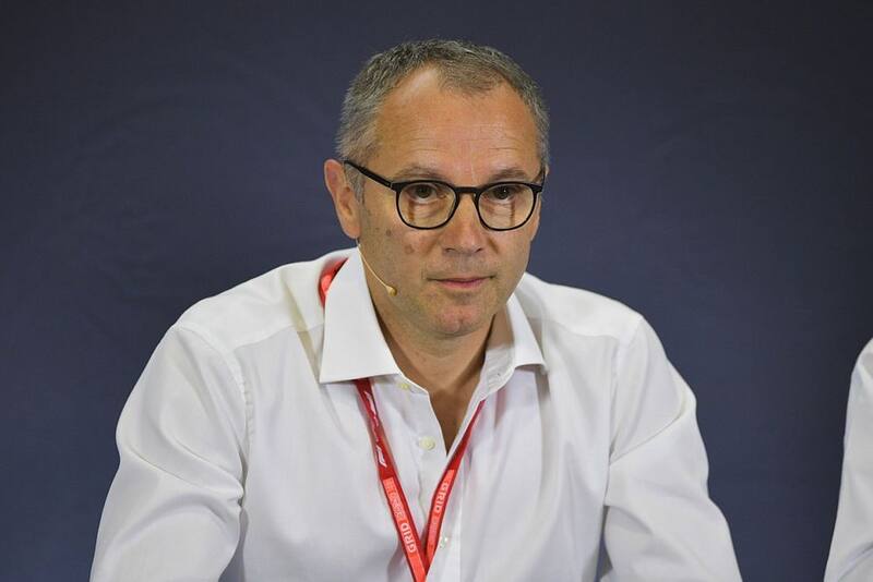 Stefano Domenicali disparó contra los comentarios de Alonso y Verstappen