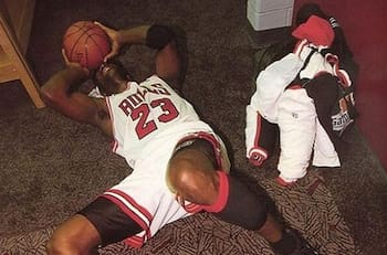 Video | Un día como hoy pero hace 26 años: El emotivo llanto de Michael Jordan al ser campeón de la NBA y recordar a su padre