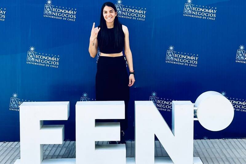 Natalia Campos entregó su tesis para egresar del postgrado de MBA de la Universidad de Chile. Foto: Prensa Universidad de Chile.