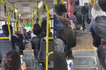 VIDEO | ¡Sólo pasa en Chile! Transantiago se inundó tras intensas precipitaciones en la capital