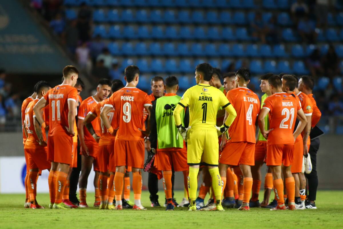 Hugo Araya contó que equipo de Santiago lo quiso sacar de Cobreloa: “Si se daba, bien” Hugo Araya contó que equipo de Santiago lo quiso sacar de Cobreloa: “Si se daba, bien”
