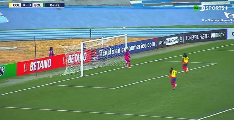 Rebotó 3 veces en el travesaño.