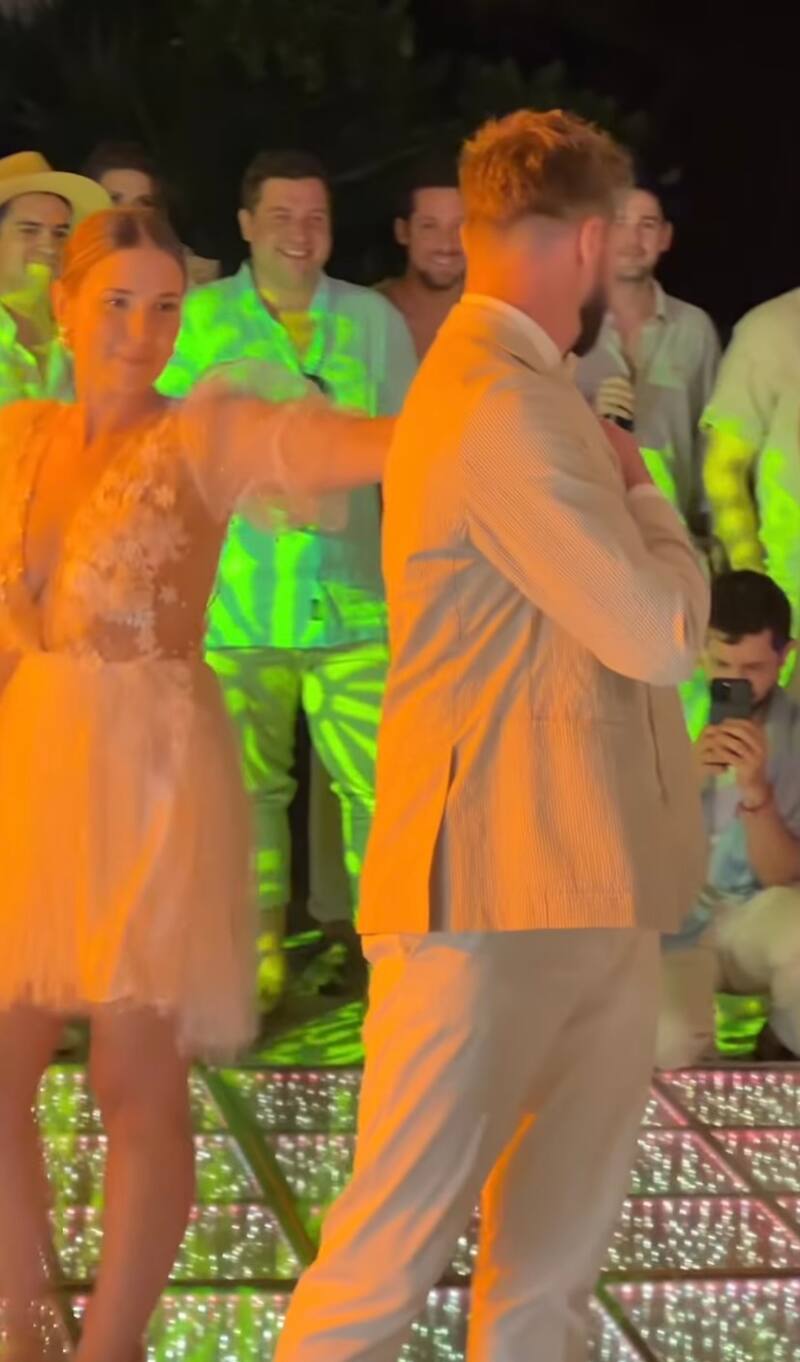 Deslumbró con cambio de vestido durante su boda.