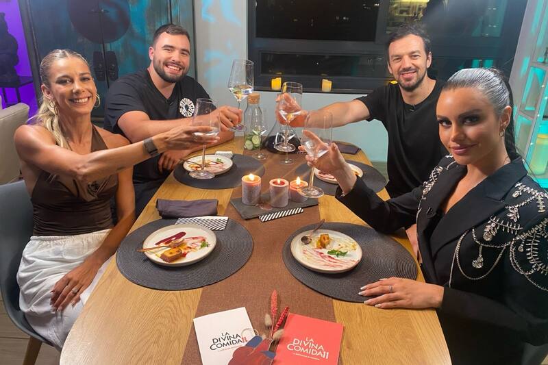 Isidora Jiménez, Lucas Nervi, Tomas Vodanovic y Emilia Dides compartiendo en el capítulo debut de La Divina Comida 11.