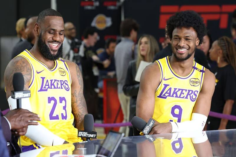 LeBron y Bronny James, padre e hijo en LA Lakers. (Foto: NBA.com).