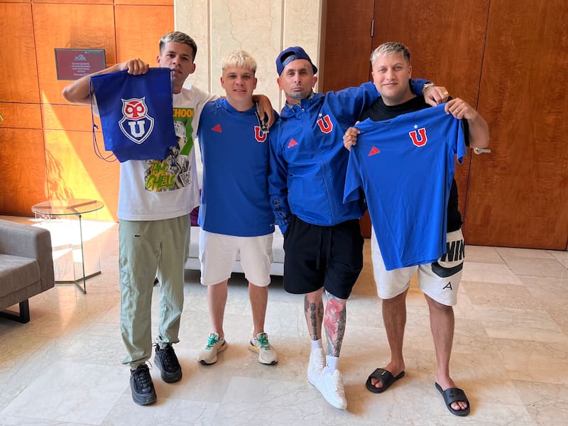 Emmanuel Noir y su banda en el Centro Deportivo Azul con indumentaria de la U.