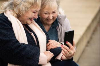 Adultos mayores de esta comuna pueden acceder a un plan de telefonía por $3.800: Deben cumplir UN requisito