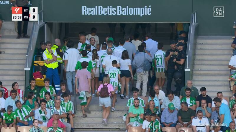 Público del Betis abandonando con el 2-0.