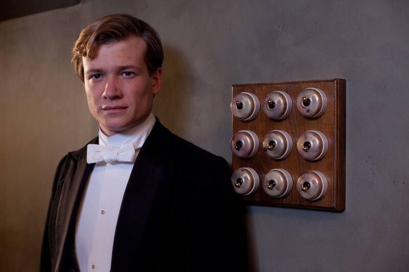 Edward Speleers es parte del elenco.