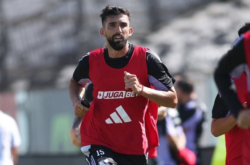 le da una buena noticia a Jorge Almirón.