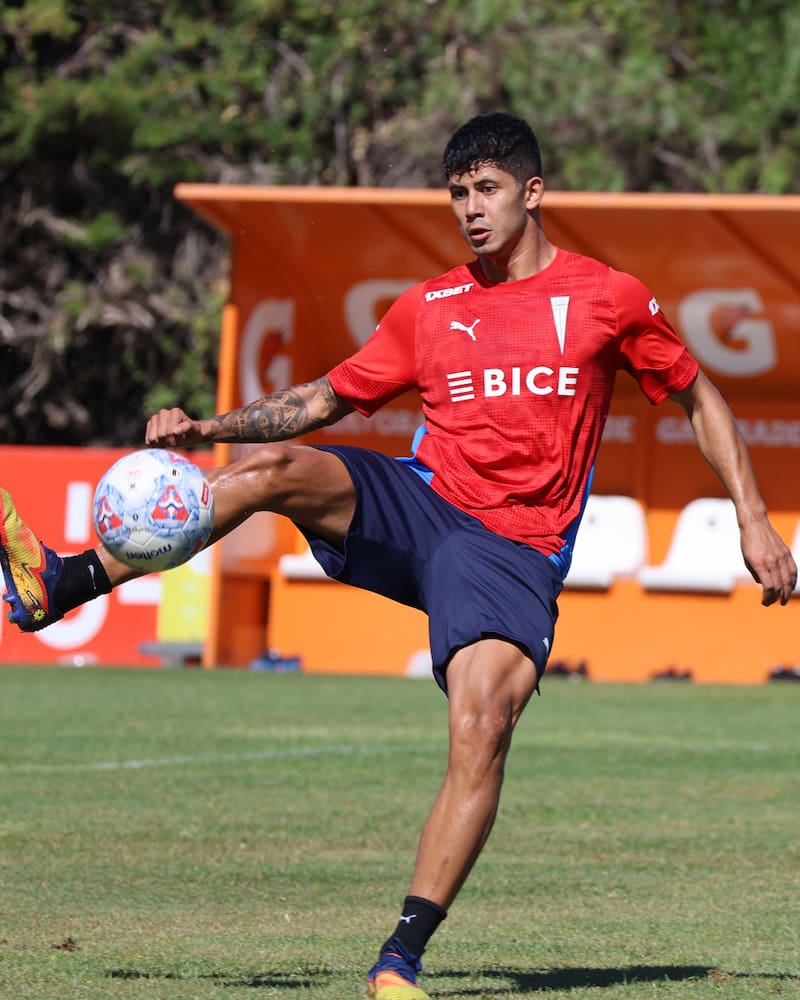 El club con nueva camiseta de entrenamiento.