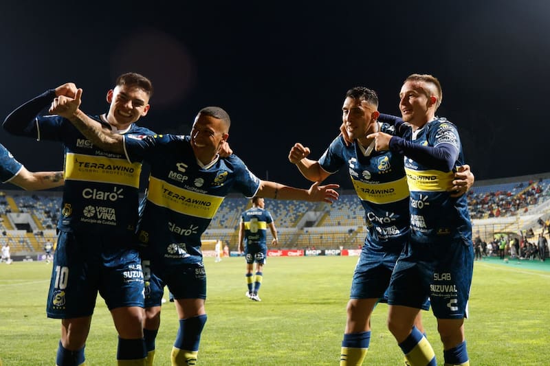 celebrando el gol de Everton ante Unión Española.