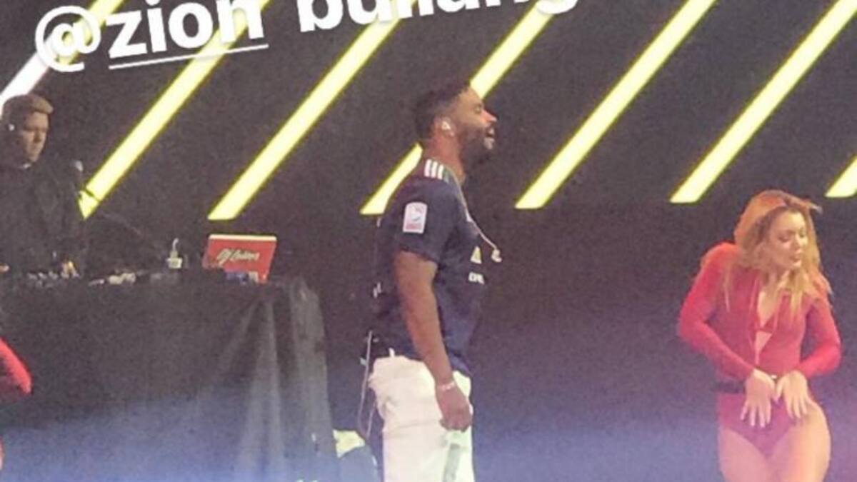Zion sorprendió tras cantar en concierto con la camiseta de Universidad de Chile