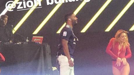 Zion sorprendió tras cantar en concierto con la camiseta de Universidad de Chile