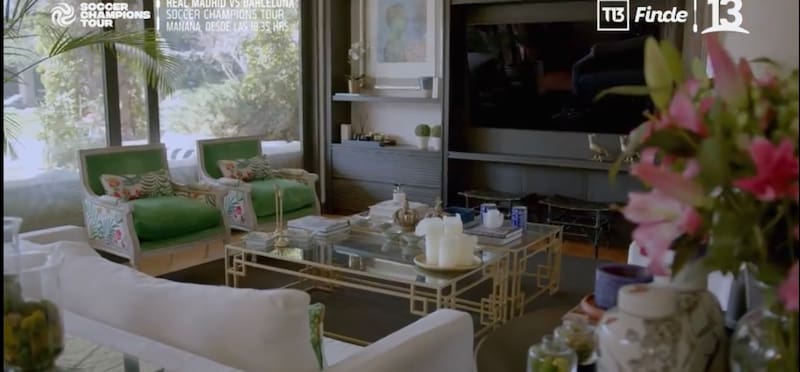 Cristián Sánchez y Diana Bolocco muestran su living.