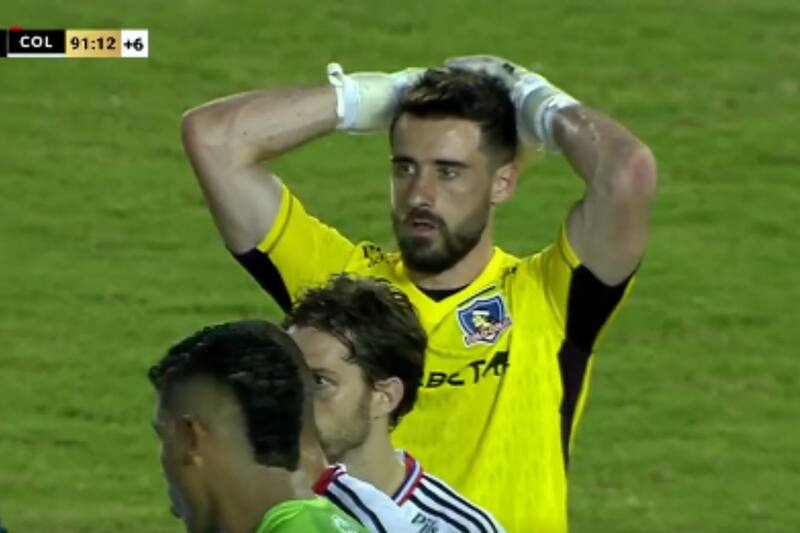 El arquero de Colo Colo fue expulsado por una grave infracción en el partido ante Monagas por Copa Libertadores. (Foto: Captura)