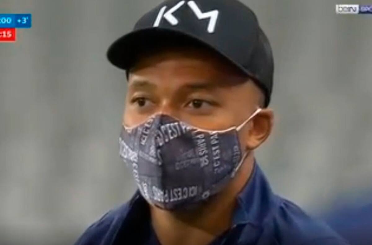 Kylian Mbappé celebró con muletas el título de la Copa de Francia