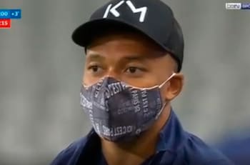 Kylian Mbappé celebró con muletas el título de la Copa de Francia
