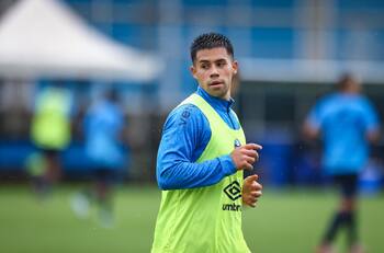 Gustavo Quinteros le dio un durísimo golpe a Alexander Aravena para intentar salvarse en Gremio