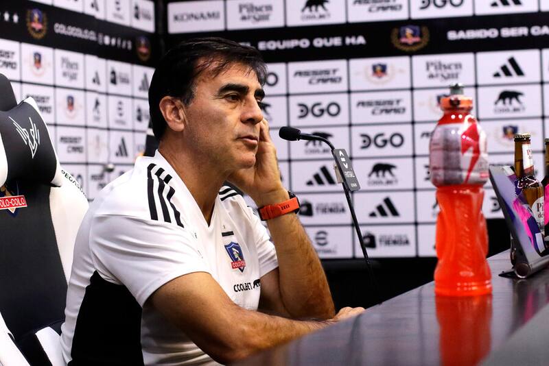 Gustavo Quinteros hoy en conferencia de prensa de Colo Colo. Foto: Aton.