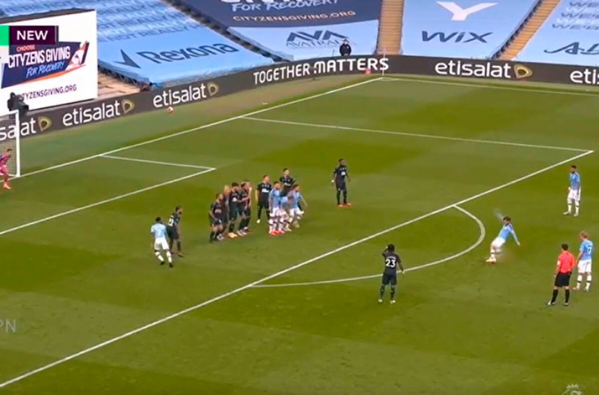 Impecable: El golazo de tiro libre de David Silva para sellar la goleada del City