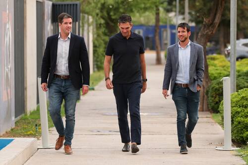 Mauricio Pellegrino en compañía de Michael Clark y Manuel Mayo. Foto: Prensa UCH