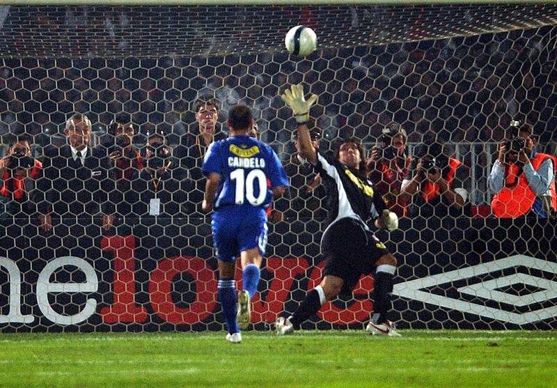 03/07/2006
En el estadio Nacionl se enfrentaron por la final del campeonato de Apertura 2006 Colo Colo vs Universidad de Chile el cual gano el equipo azul por 1 gol a cero y luego perdio en la definicion a penales por 4 a 2.
COLO COLO VS U DE CHILE