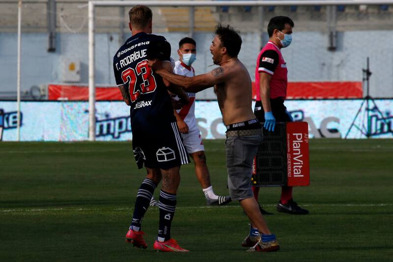 Agredido por un hincha mientras vestía la camiseta de la U. Foto: Aton.