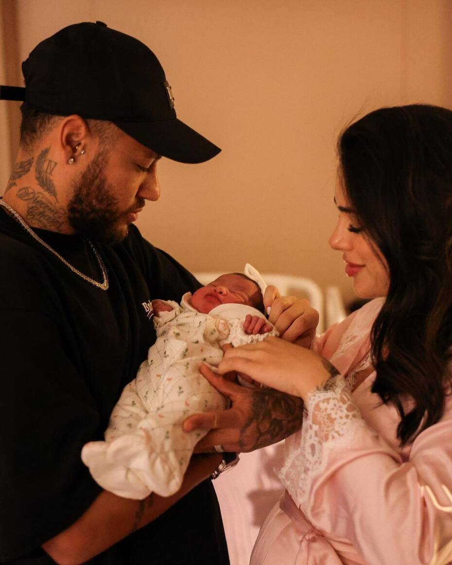 Neymar Jr. y Bruna Biancardi celebraron el nacimiento de su hija con hermosas postales los tres juntos.