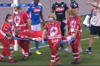 El duro golpe que recibió David Ospina en el duelo ante el Atalanta