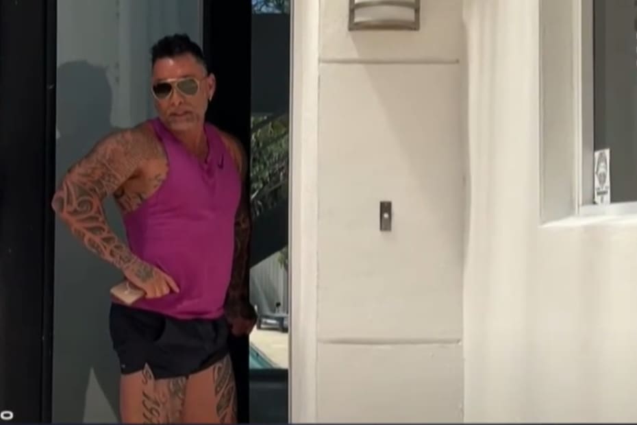 El extenista respondió con frialdad y molestia desde la puerta de su casa.