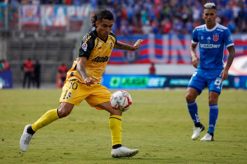Luciano Cabral jugando ante la U en el Campeonato Nacional.