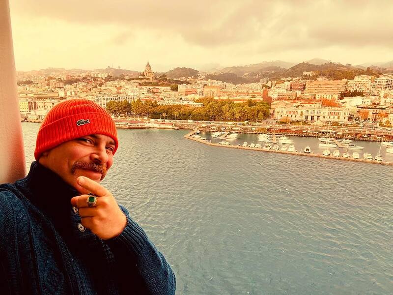 posó con el paisaje que ofrece Mesina.