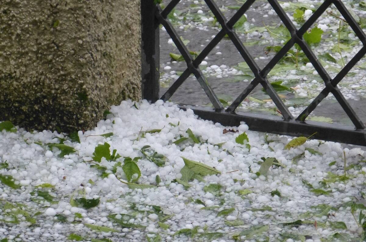 VIDEO | Registro capta como enormes granizos caen con fuerza en el Lago Thun de Suiza