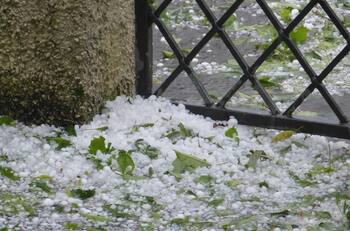 VIDEO | Registro capta como enormes granizos caen con fuerza en el Lago Thun de Suiza