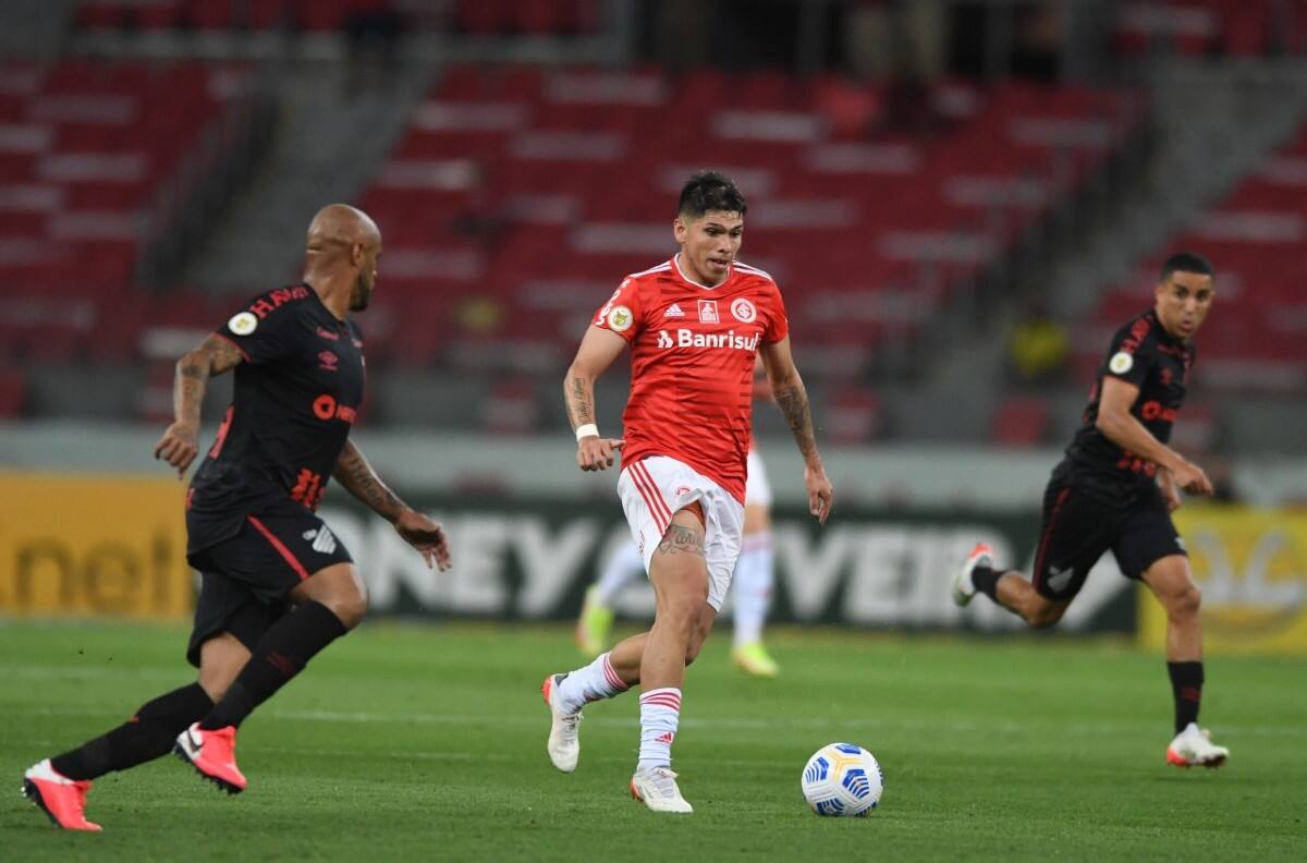 El trabajo de la funcionaria del Inter de Porto Alegre que juega un rol clave para el repunte de Carlos Palacios