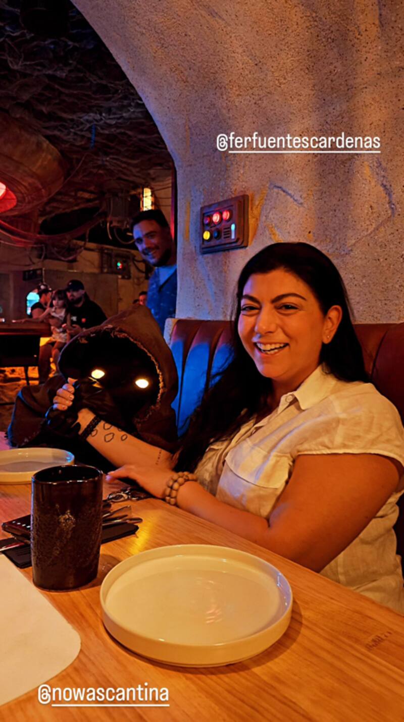 Una sonriente Fernanda Fuentes disfrutando de la salida