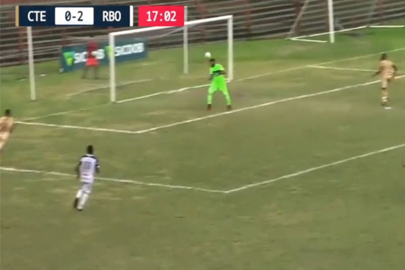 Los jugadores de CTE Colatina (de dorado) no hicieron muchos esfuerzos por ganar el partido ante Río Branco.