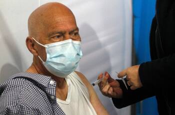 Cuarta dosis: adelantan vacuna de refuerzo para adultos mayores en residencias de larga estadía