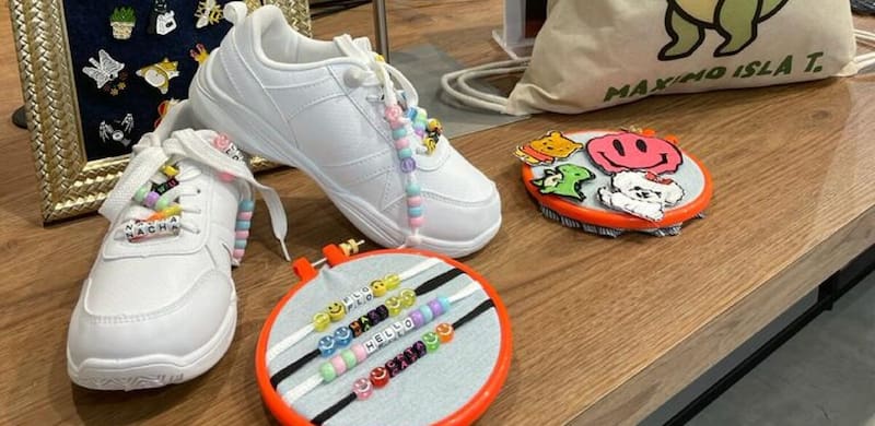 El taller realiza reparaciones y personalizaciones de ropa para los uniformes escolares. Créditos: Falabella.