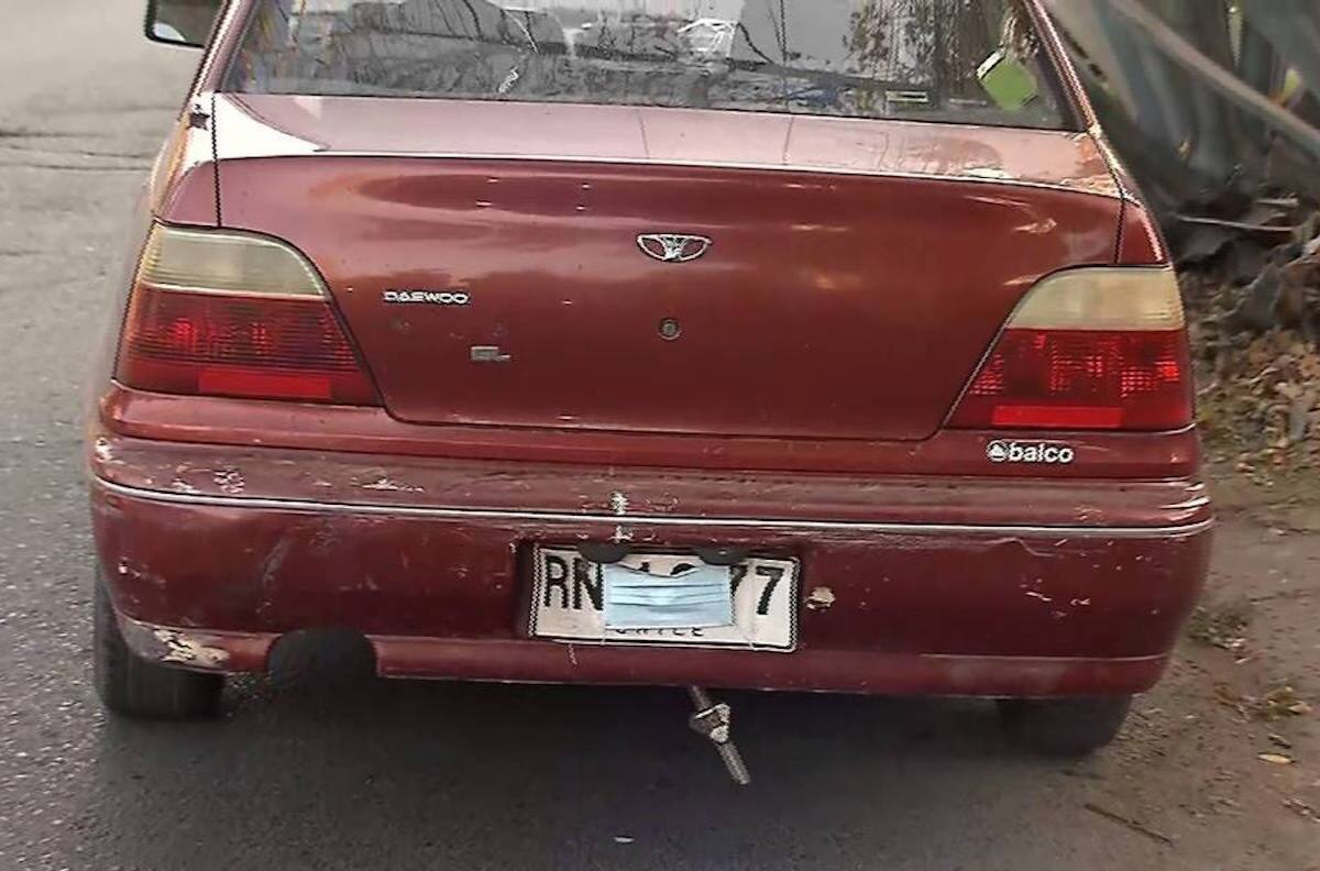 Sujeto trató de tapar la patente de su auto con mascarilla para no pagar el TAG